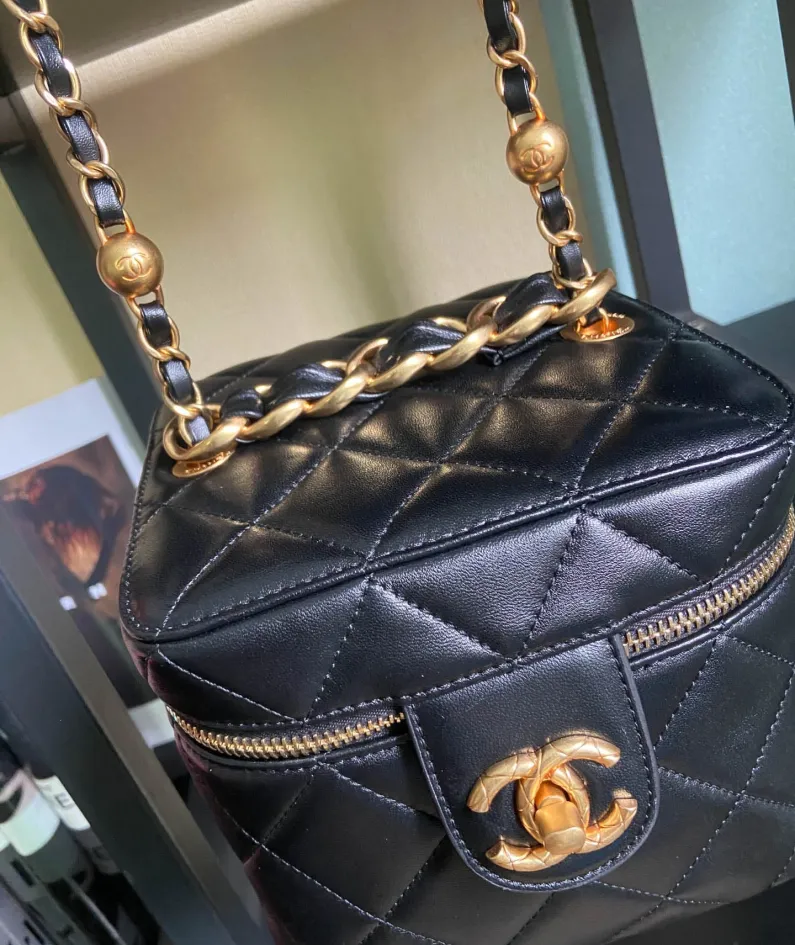 CHANEL Portable ️ Crossbody Size: 16.5*16.5*15