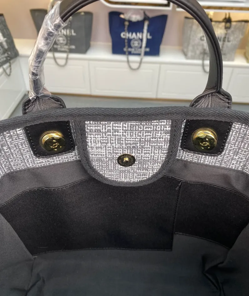Chanel One Shoulder Handbag Size: 38*30*20 Style: 8820