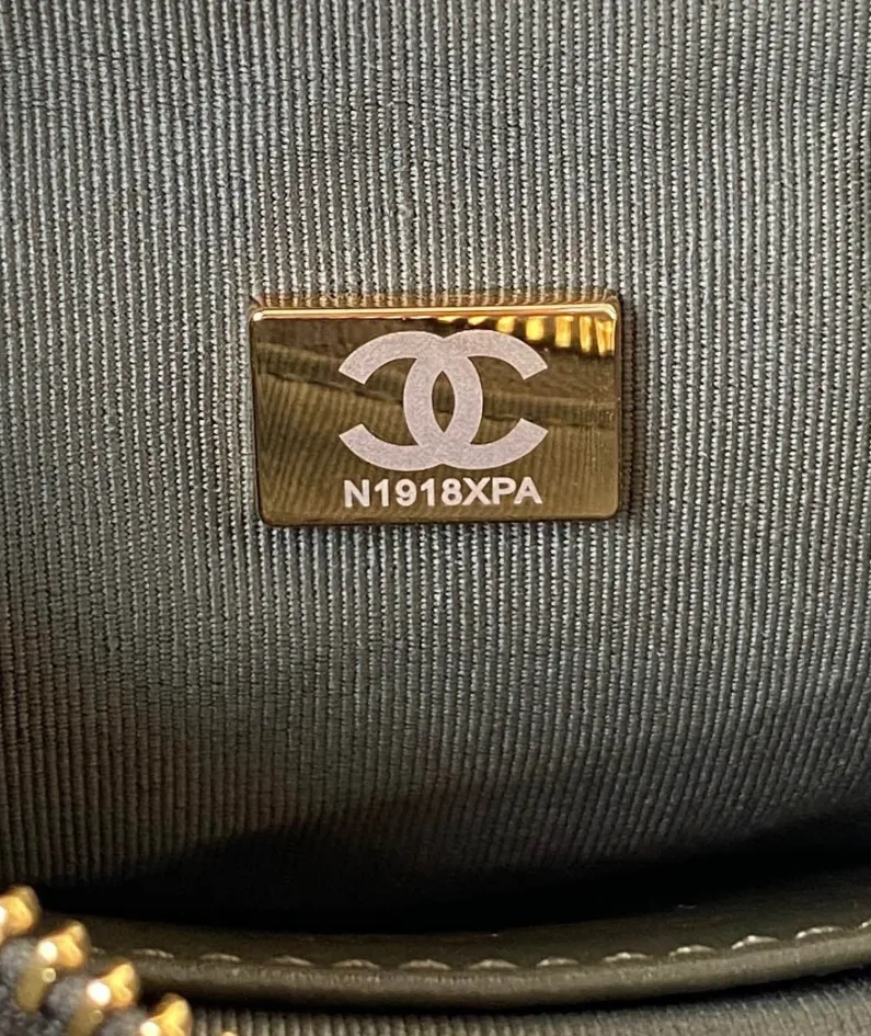 Size: 17.5X24X6cm