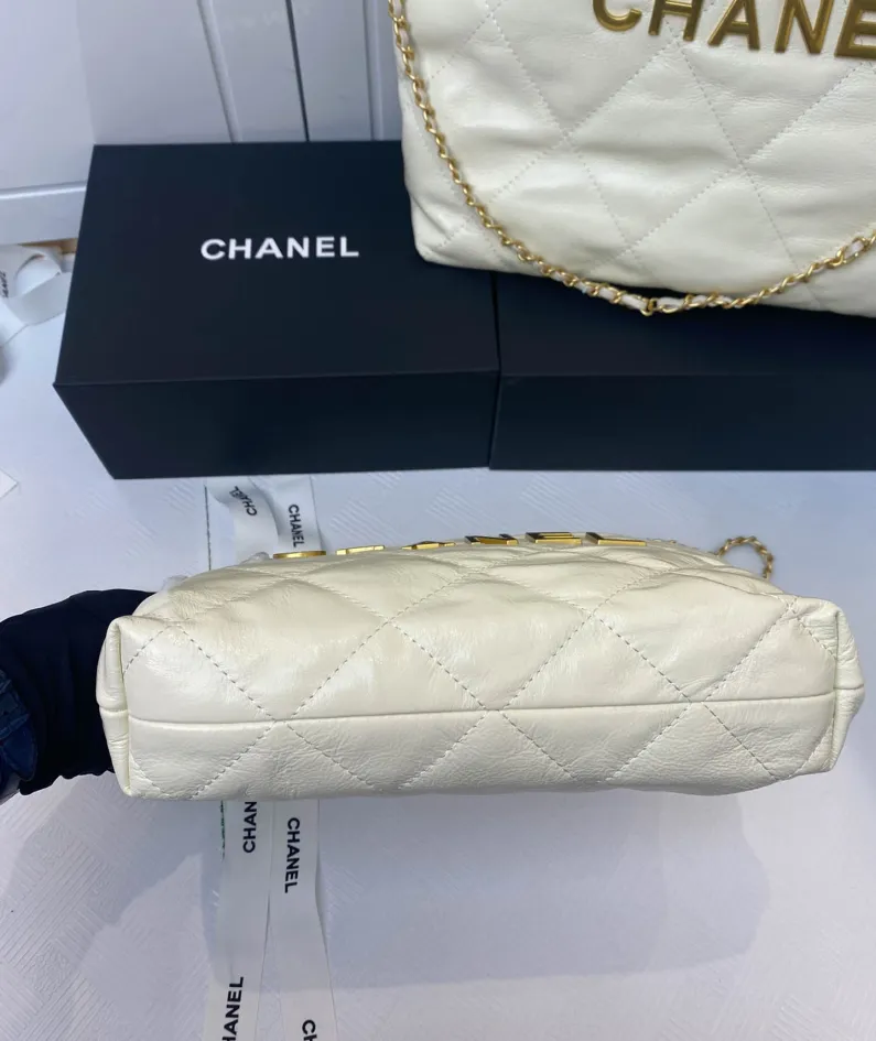 Chanel Underarm Bag Model: 8828 Size: 30*27*7 40*33*8