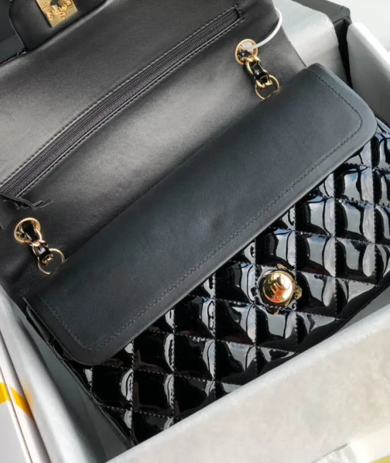 Chanel patent leather pouch size:25.5cm Ident No.: 1112