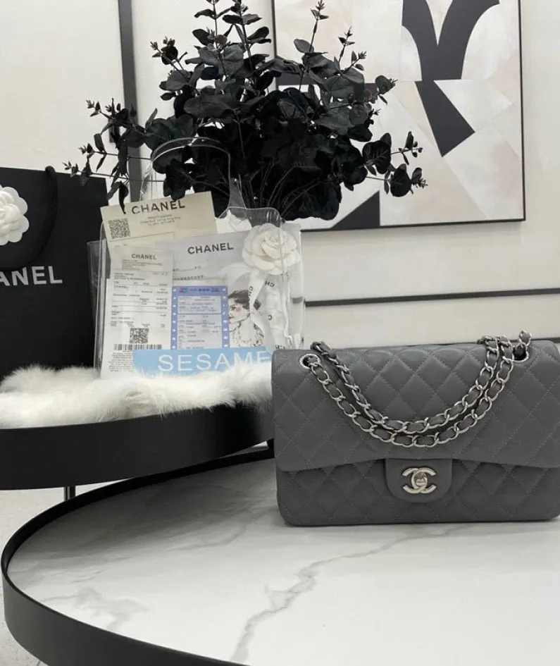 classic flap lambskin light gold buckle classic flap size:25cm