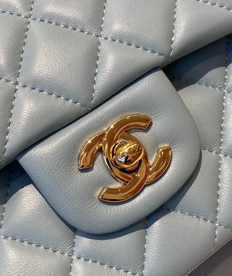 classic flap lambskin light gold buckle classic flap size:25cm