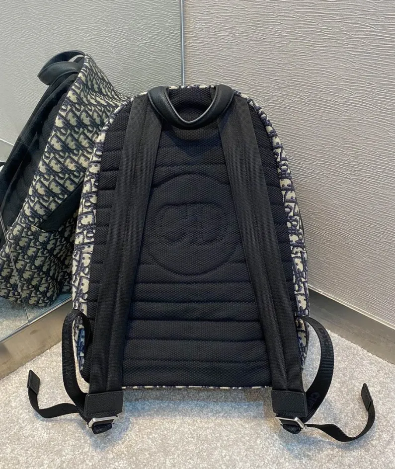 Classic duffel bag size:30*15*42cm