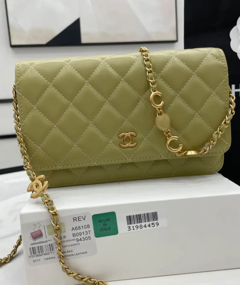 chanel Size: 12.3*19.2*3.5cm Model: A68108
