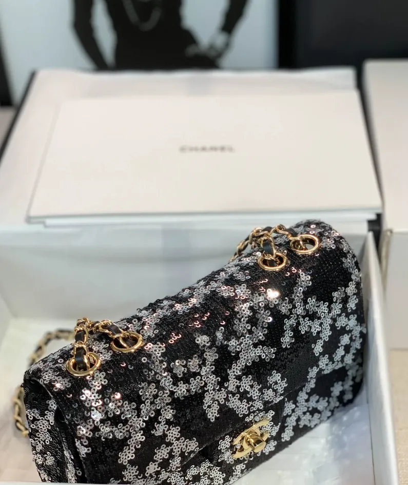 Chanel size: 20cm