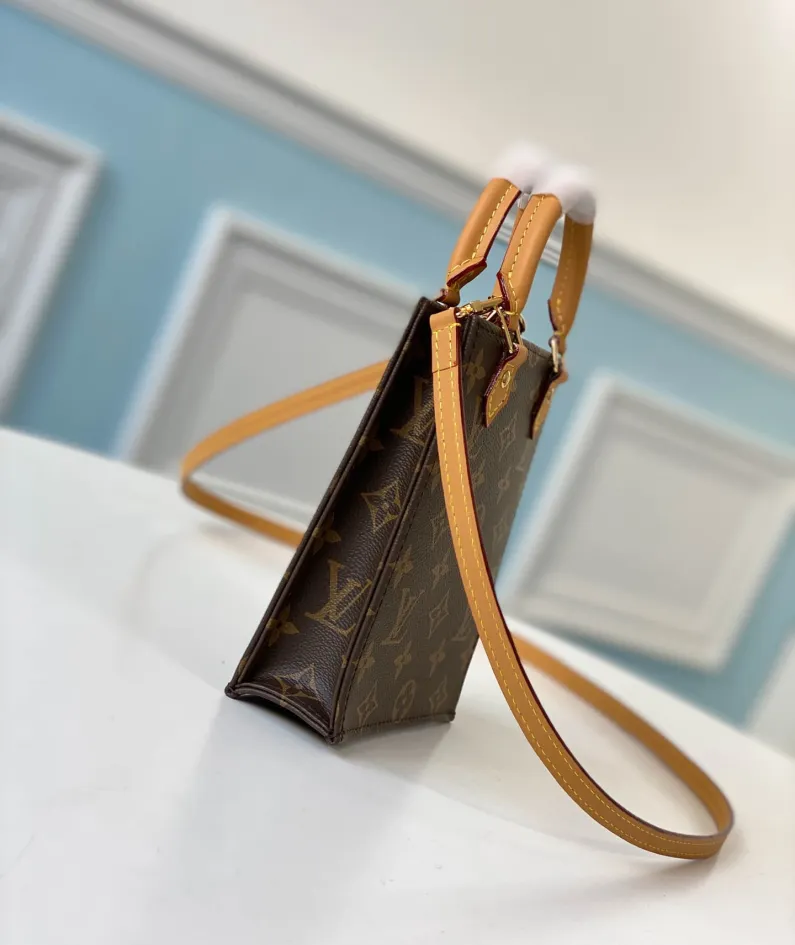 Louis Vuitton Size: 14.0 x 17.0 x 5.0 cm