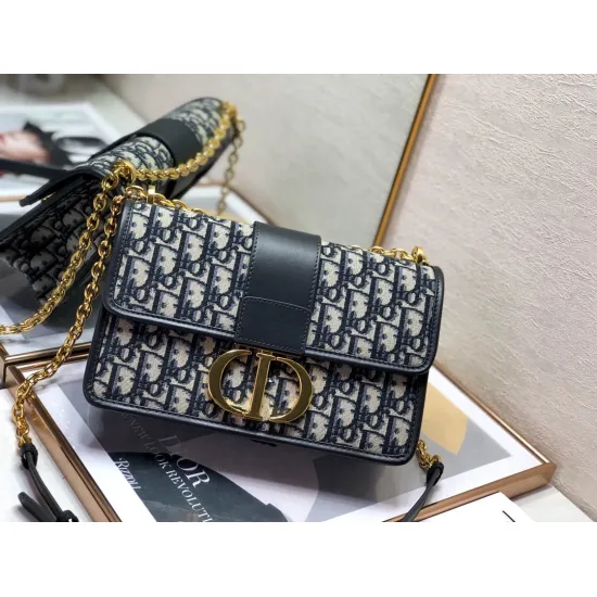 30 Montaigne Chain Crossbody Bag Size: 25.5cm