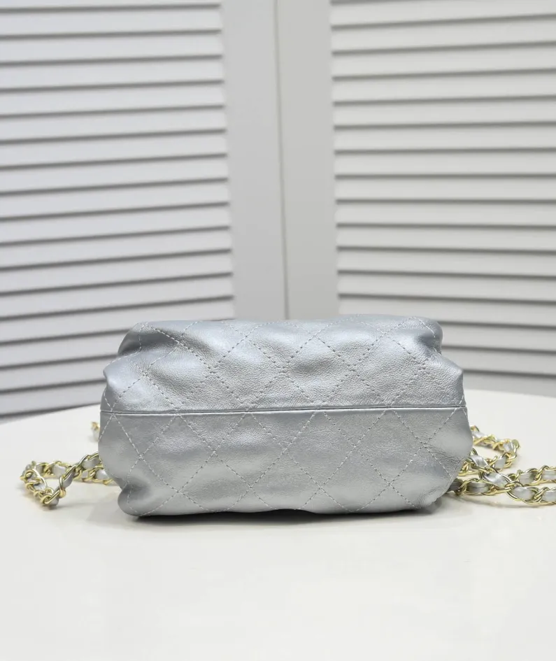 Chanel size: 22x16cm