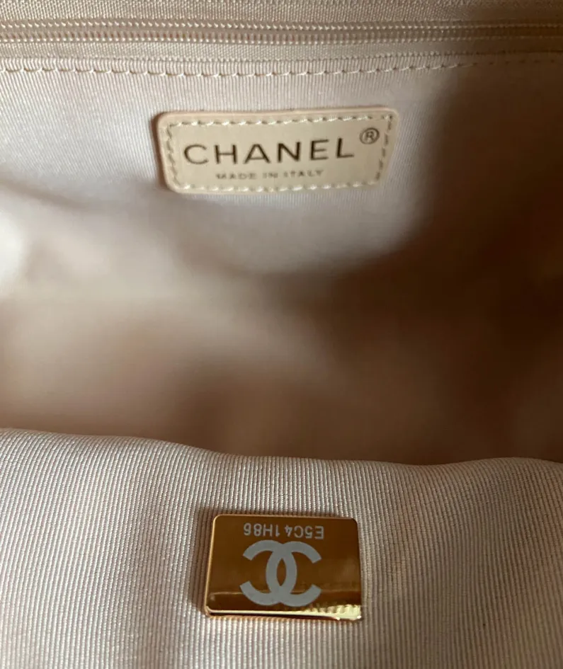 CHANEL Size: 22*10*15