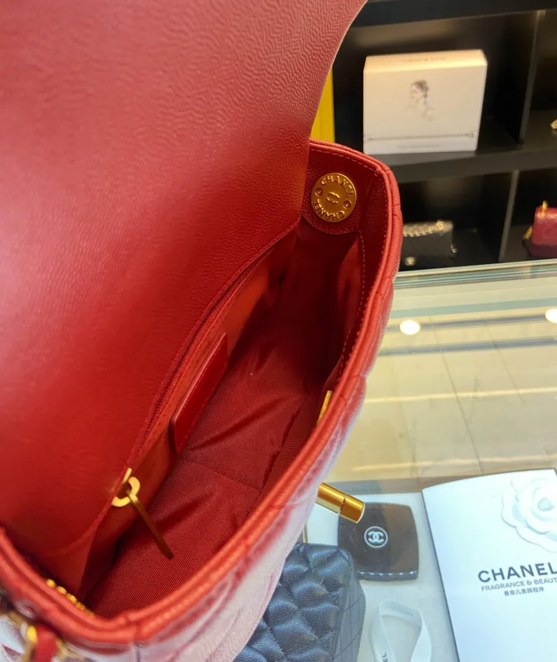 Chanel size: 21x14x6.5cm
