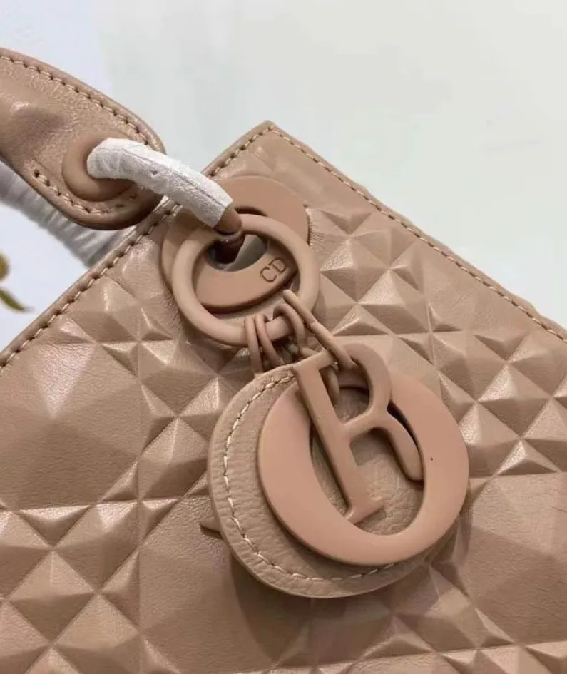 Size: 17 x 7.5x 14cm