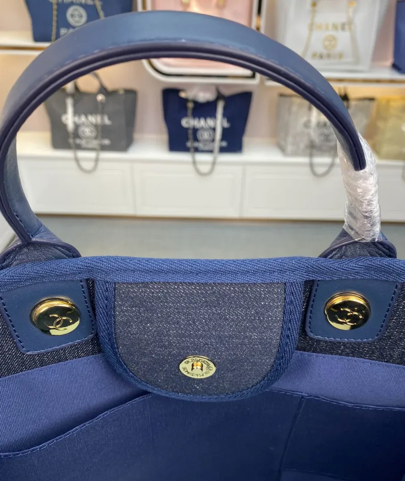 Chanel One Shoulder Handbag Size: 38*30*20 Style: 8820