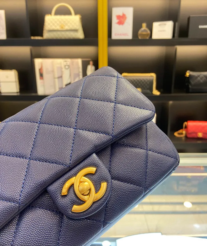 Chanel size: 21x14x6.5cm