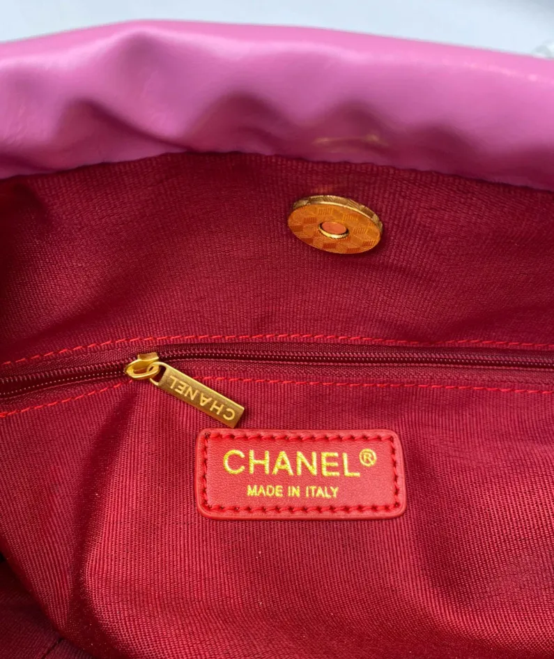 Chanel Underarm Bag Model: 8828 Size: 30*27*7 40*33*8