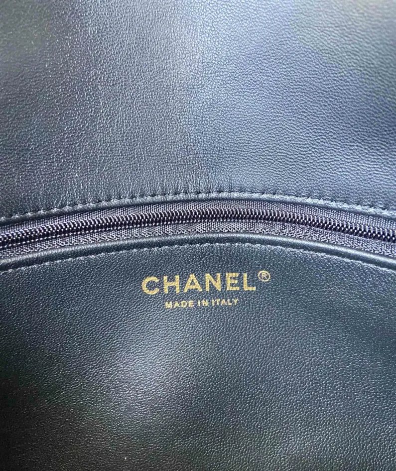 CHANEL: Model: 57276 Size: 26cm