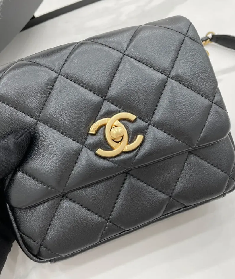Chanel size: 12*17*4cm