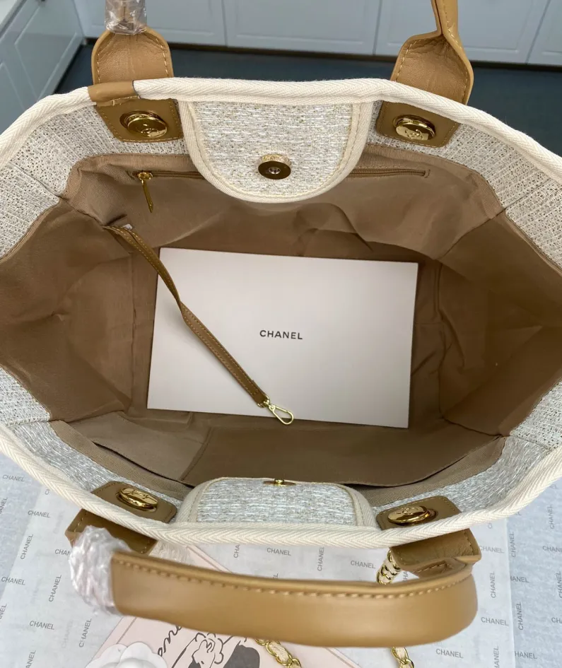 Chanel One Shoulder Handbag Size: 38*30*20 Style: 8820