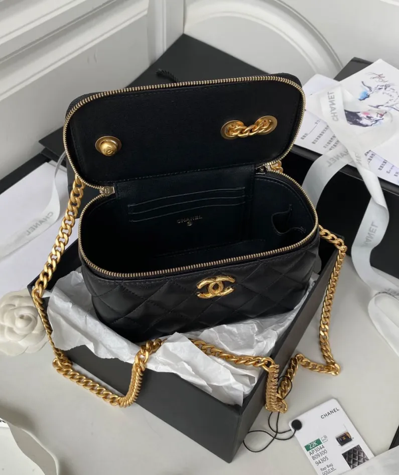 Exquisite and chic chain Size: 8.5*11*7cm
