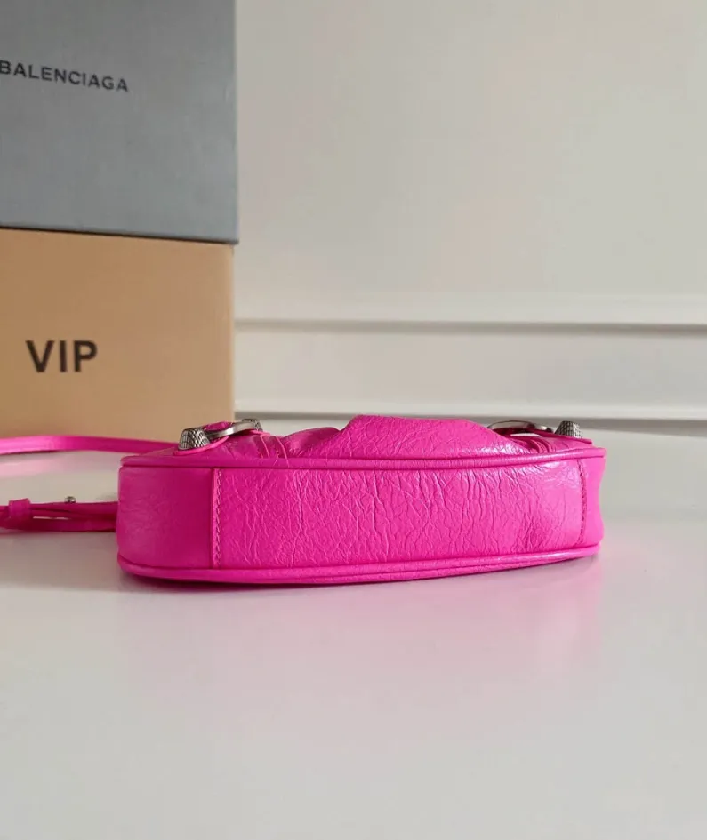 Crossbody bag Size: 20*11*4CM