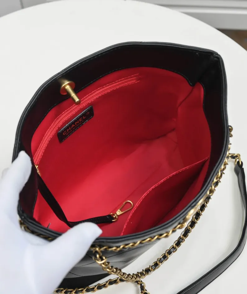 Chanel size: 22x16cm