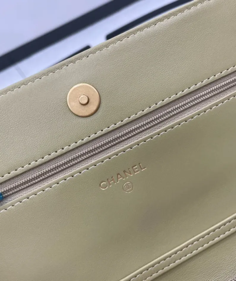 chanel Size: 12.3*19.2*3.5cm Model: A68108