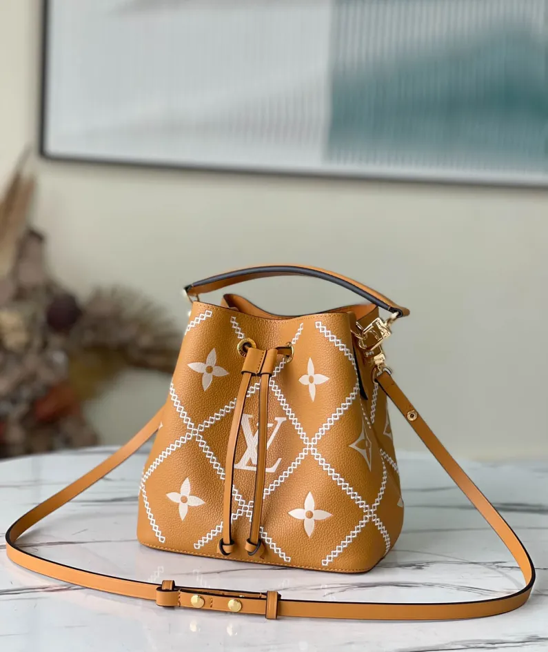 Louis Vuitton Size: 20 x 20 x 13 cm