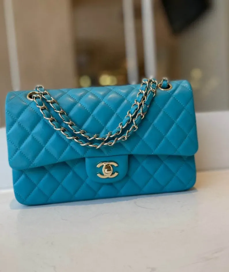 classic flap lambskin light gold buckle classic flap size:25cm