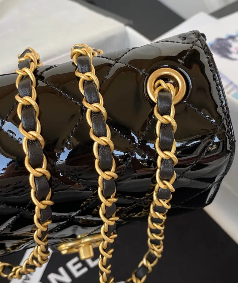 Lambskin size: 17X14.5X7.5cm