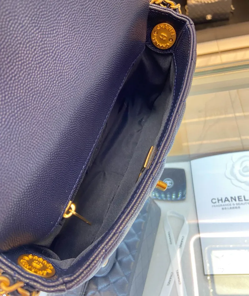 Chanel size: 21x14x6.5cm
