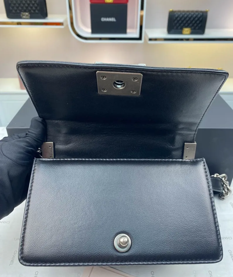 Gold Buckle Calfskin Size 20*12*7cm Model Number: 67085