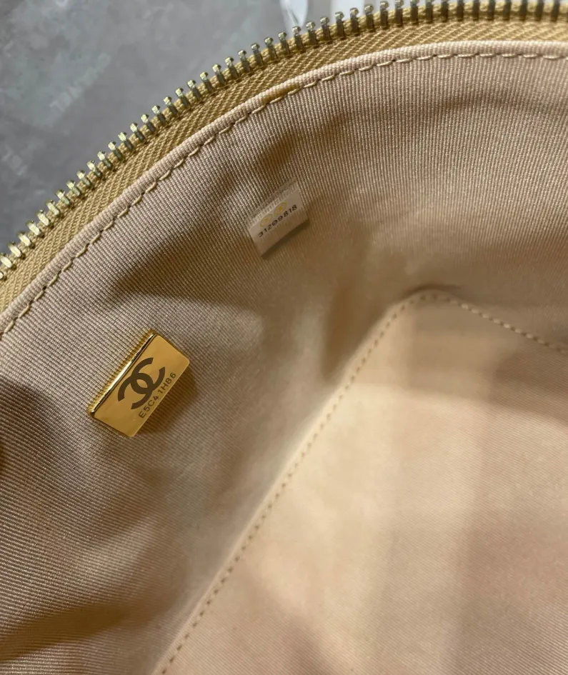 CHANEL Portable ️Crossbody Model: 2020SS ️Size: 16.5*16.5*15