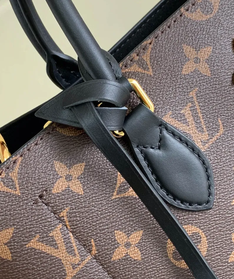 Louis Vuitton Size: 34.0 x 24.0 x 13.0 cm