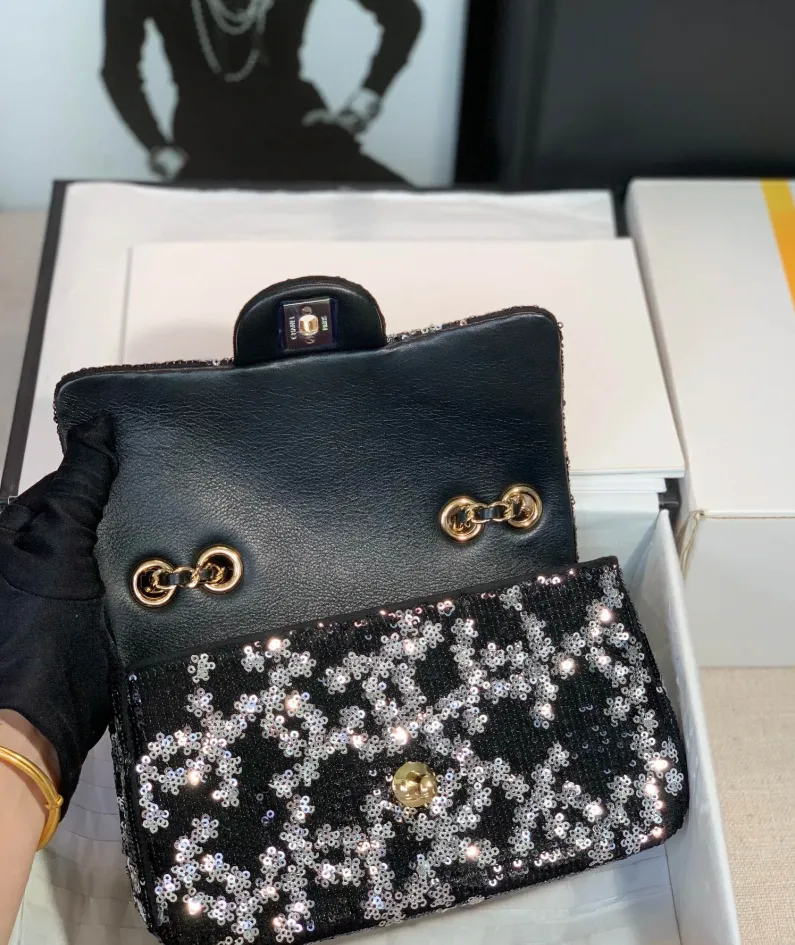 Chanel size: 20cm