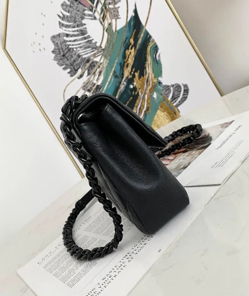 Chanel size: 11*8.5*7cm