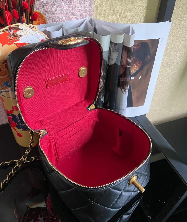 CHANEL Portable ️ Crossbody Size: 16.5*16.5*15