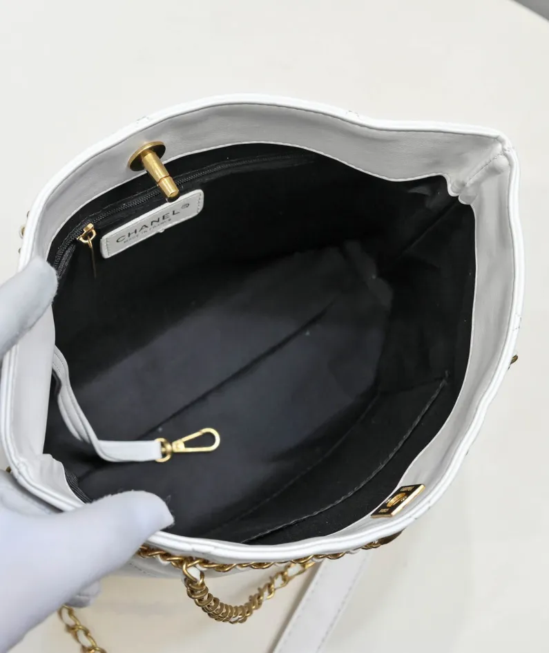 Chanel size: 31x24cm