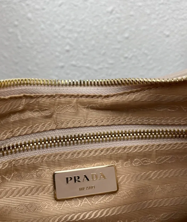 Prada Women's Bag Size: 24x17cm 1BC151