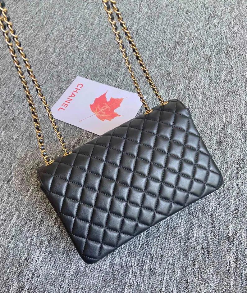 CHANEL: Model: 57276 Size: 26cm
