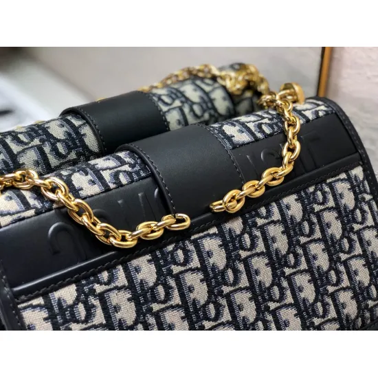 30 Montaigne Chain Crossbody Bag Size: 25.5cm