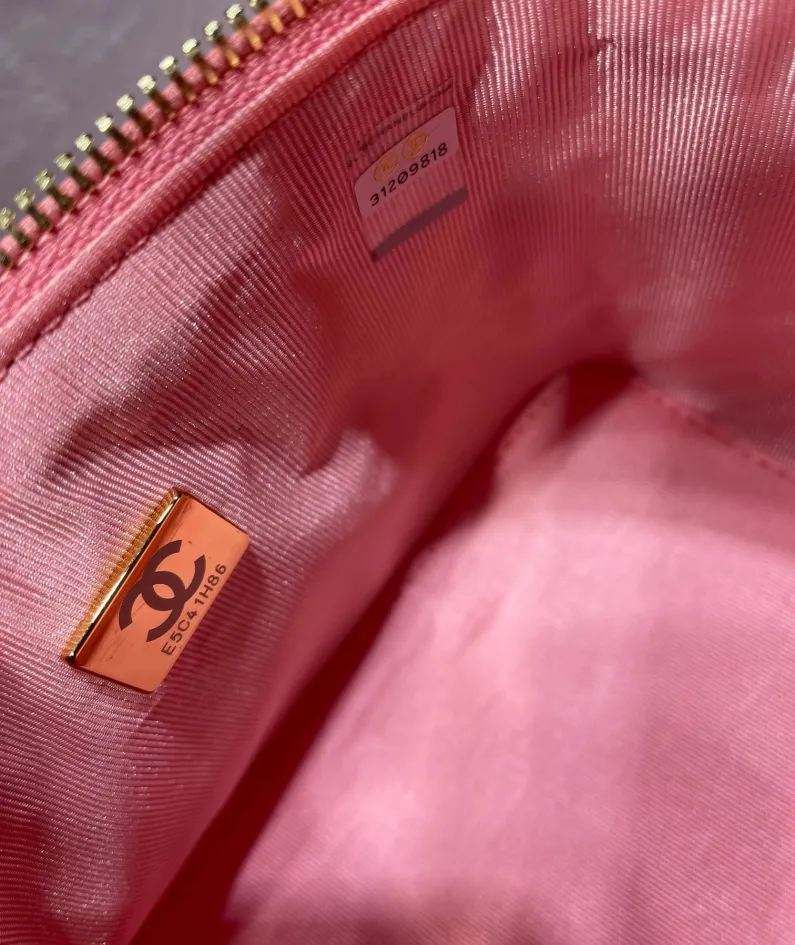 CHANEL Portable ️Crossbody Model: 2020SS ️Size: 16.5*16.5*15