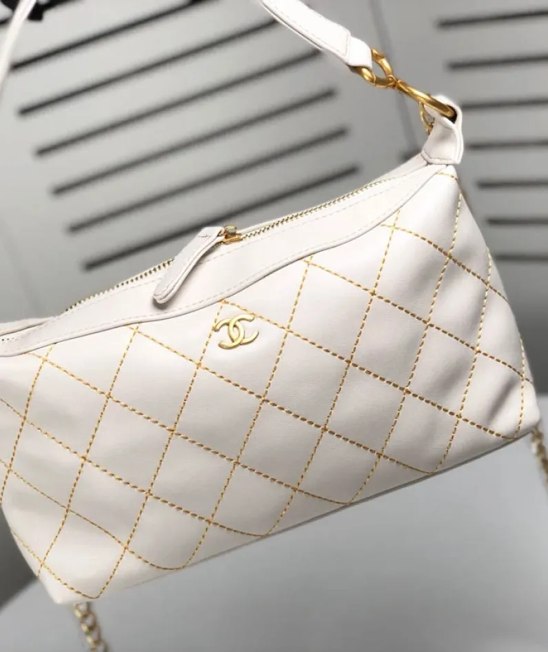 CHANEL round chain bag