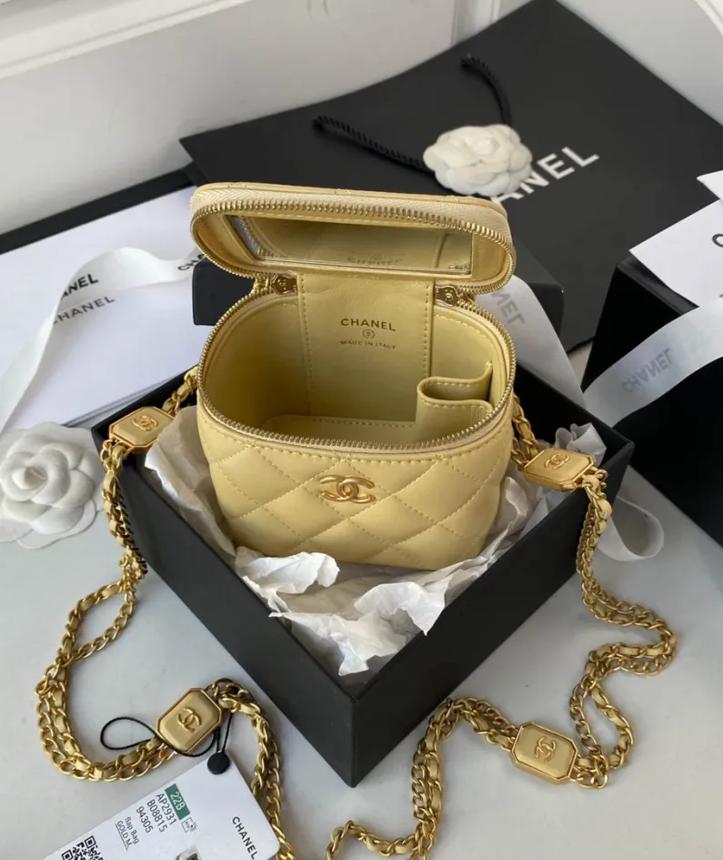 Chanel size: 11*8.5*7cm