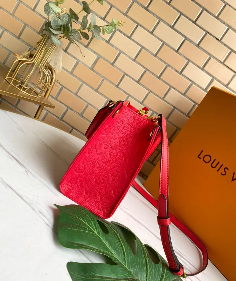 Louis Vuitton Size: 25 x 19 x 11.5 cm