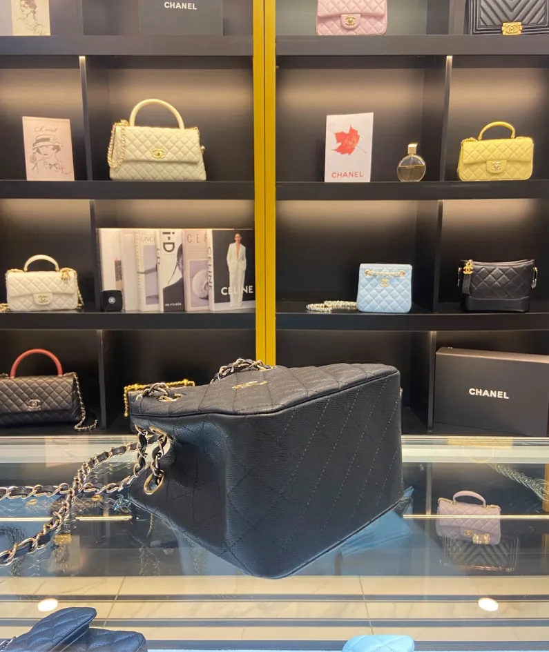 CHANEL One Shoulder Model Number: AS3176 Size: 16X15X9cm