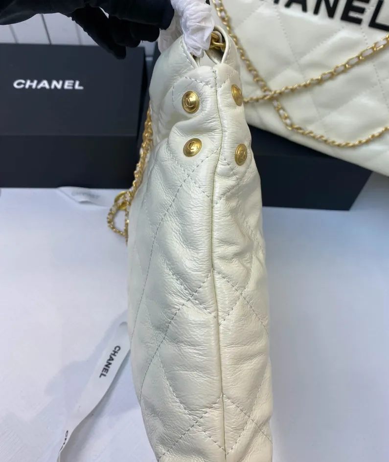 Chanel Underarm Bag Model: 8828 Size: 30*27*7 40*33*8