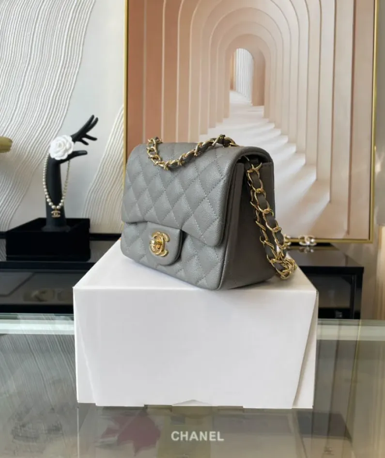 Light Silver Metal Bag Size: 17cm Ident No.: 01115