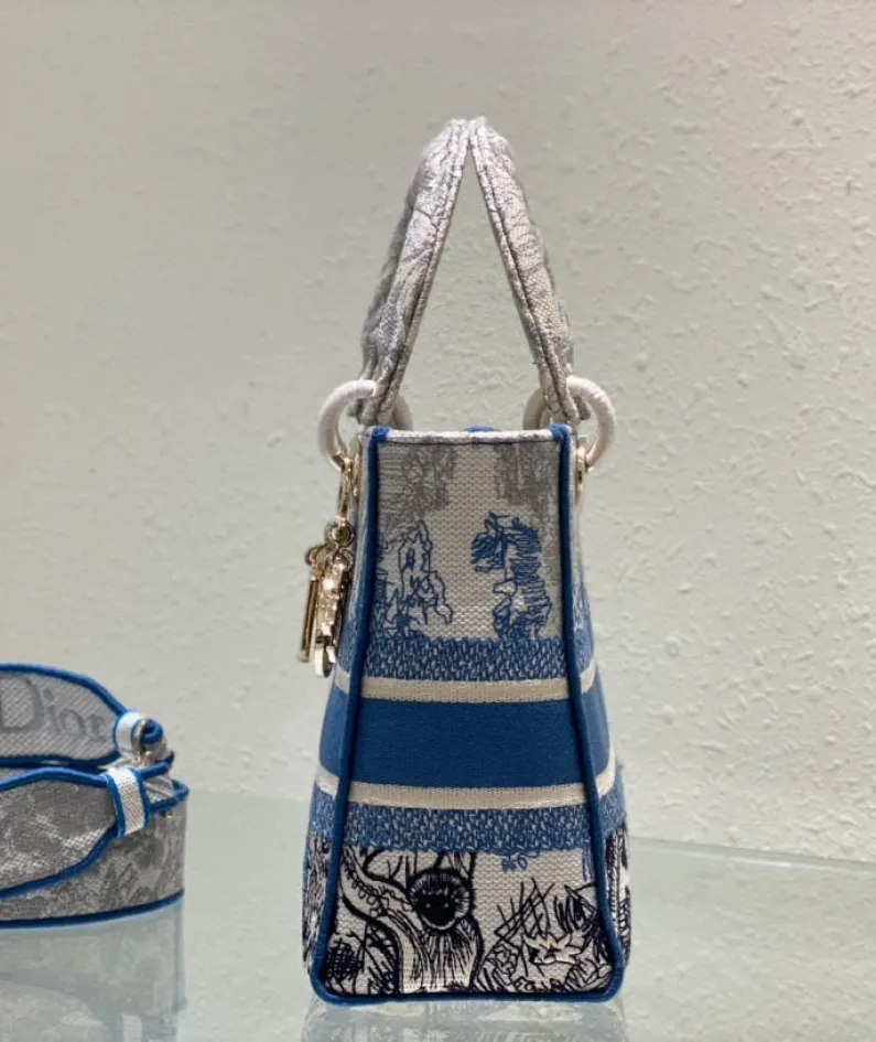 Lady D-Lite 5-panel embroidery Size: 24 x 20 x 11 cm