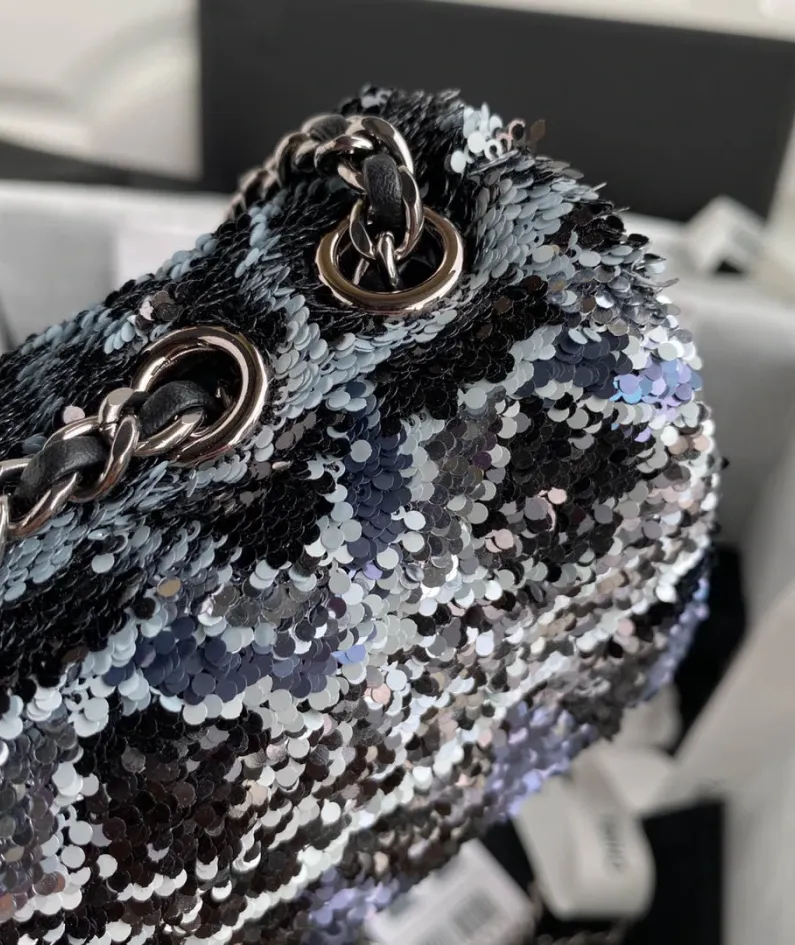 Chanel size: 15x22x7cm