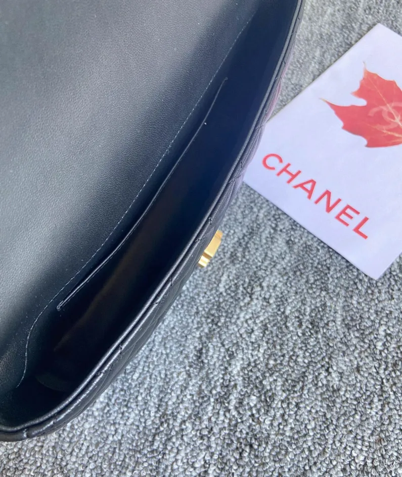 CHANEL: Model: 57276 Size: 26cm